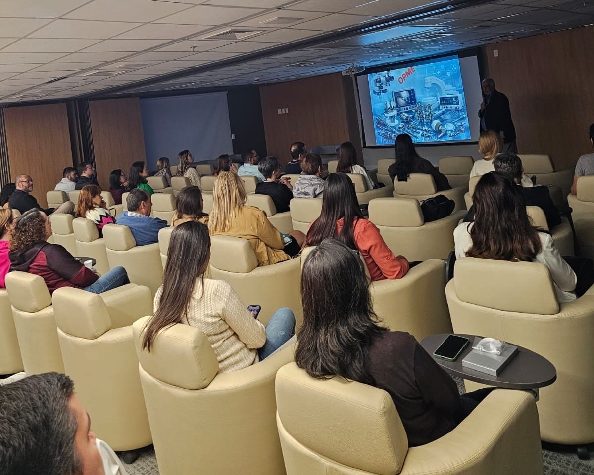 Plateia atenta durante as aulas